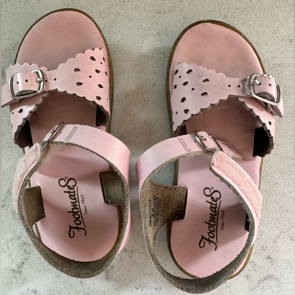 EUC Leather Footmates pink color Ariel 1118 style size 9
Velcro strap